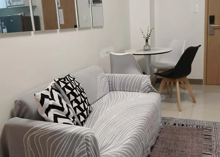2br Parking Near Naia
